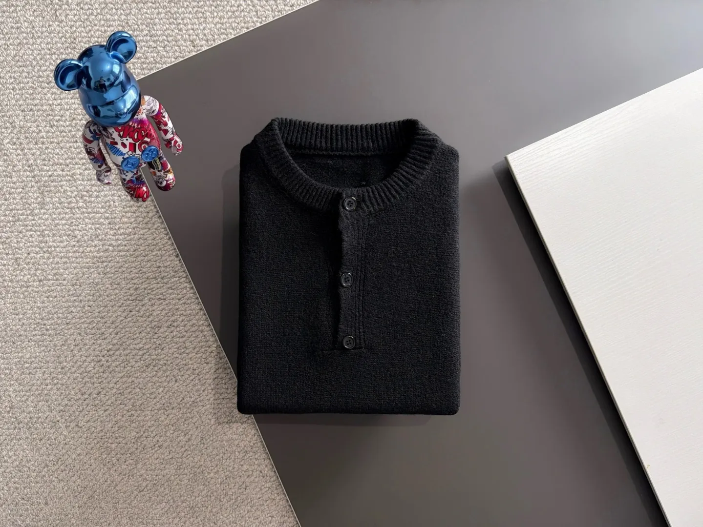 Next day shipment P195 Balenciaga 2026 Autumn and Winter latest sweater from the official website, now on sale at the counter simultaneously Hot Sale! Specially made of wool blended fabric. It feels comfortable and can be directly in contact with the skin. The logo badge is exquisitely embroidered, which is extremely eye-catching! The details highlight the fashionable charm of big brands. Exquisite workmanship. Three-dimensional cutting style. The wearing effect is invincible and handsome! All three standards are complete! Sizes:M-3XL